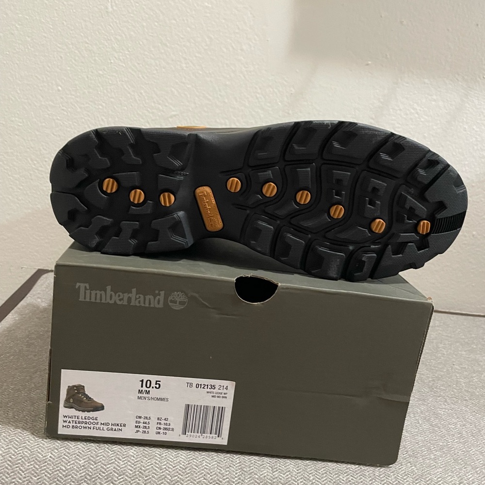 Mens 10.5 Timberland boots never worn
